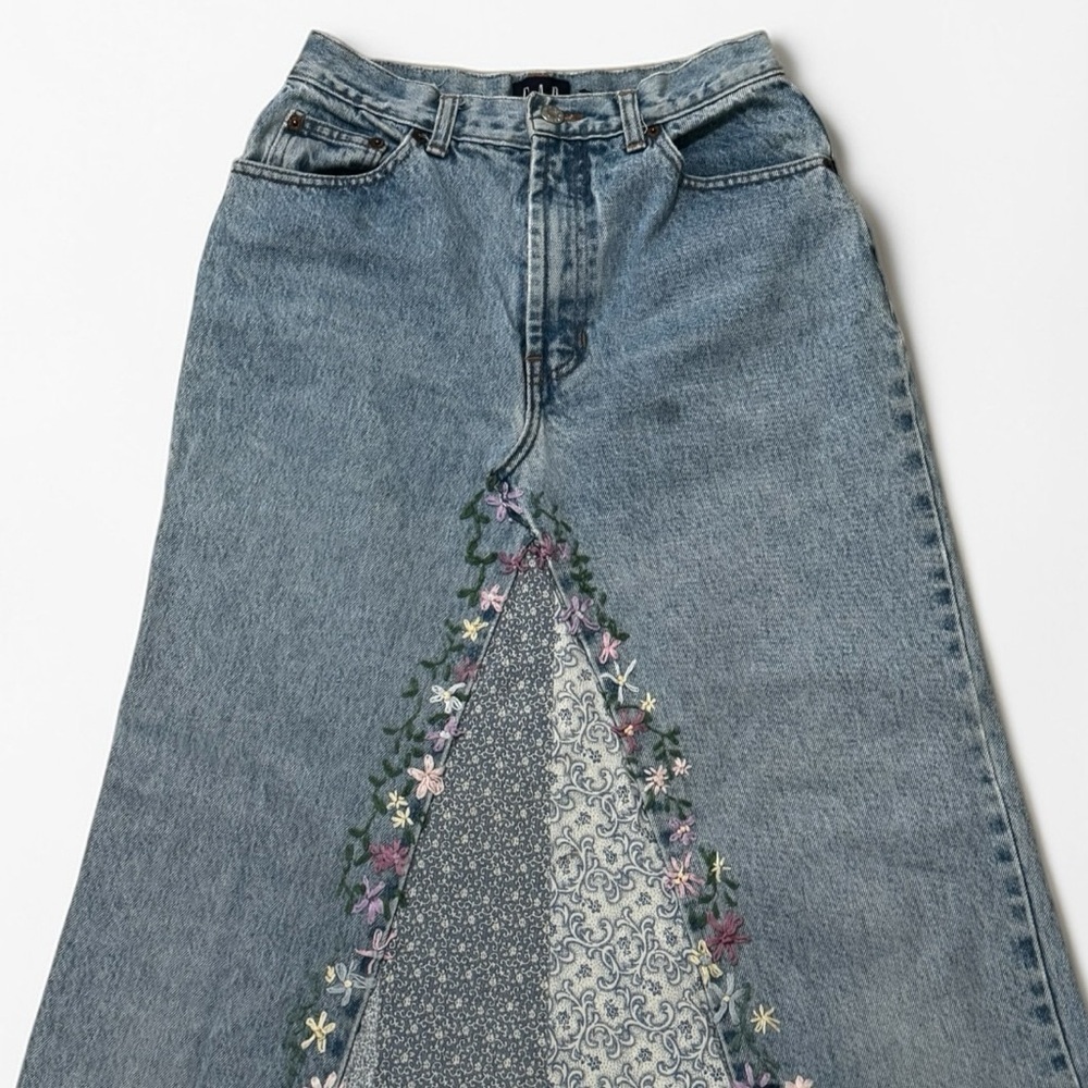 GAP Vintage Embroidered Blue Denim Maxi Skirt Jeans Floral A-Line 8 Patchwork - Picture 3 of 9